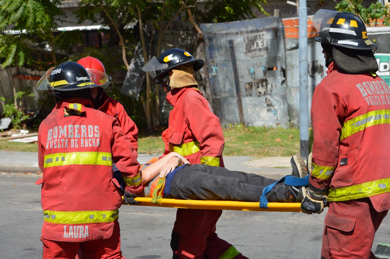 Cuerpo de Bomberos Voluntarios Vuelta de Rocha trasladando a una persona herida durante una intervención
